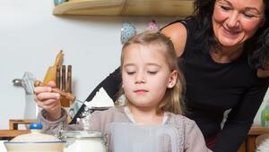 Mutter und Tochter backen gemeinsam