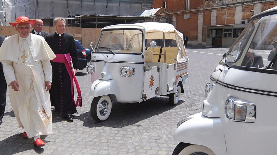 Papst Benedikt XVI. mit Piaggio Ape