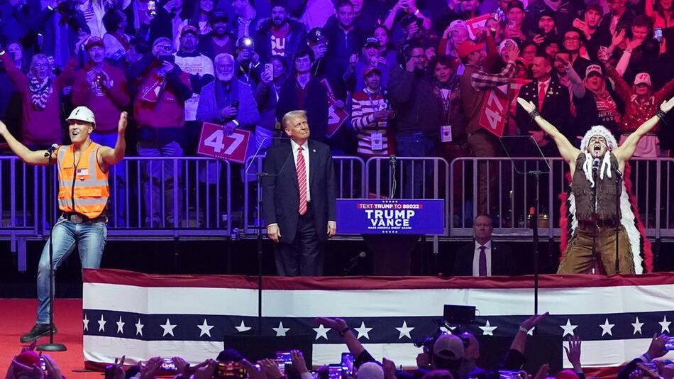 Donald Trump (Mitte) mit der Band Village People auf der Bühne.