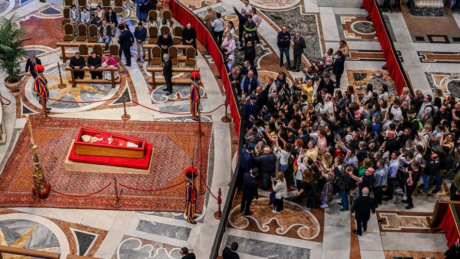Die ersten Besucher warteten bereits seit dem frühen Mittwochmorgen, um sich von Papst ...