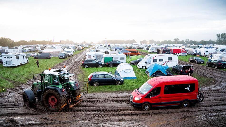 Fahrzeug wird mit einem Traktor durch den Schlamm gezogen