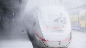 ICE steht während eines Schneesturms am Bahnhof