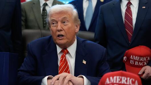 Das Bild zeigt den US-Präsidenten Donald Trump im Oval Office des Weissen Hauses.