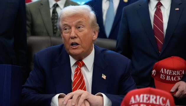 Das Bild zeigt den US-Präsidenten Donald Trump im Oval Office des Weissen Hauses.
