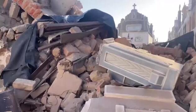 Särge fallen aus Grabnischen: Beben der Stärke 5,9 erschüttert Peru 