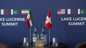 Eine iranische und eine schweizer Flagge auf einem Tisch