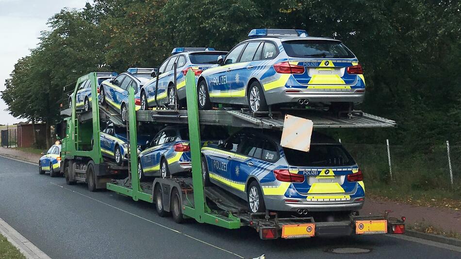 Polizei stoppt Autotransporter mit Streifenwagen