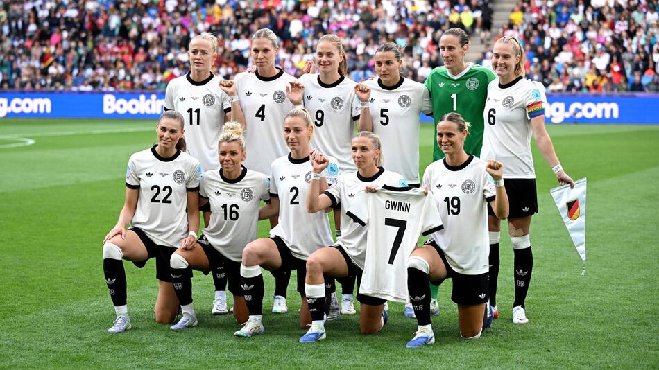 Die DFB-Spielerinnen halten beim Teamfoto das Trikot von Giulia Gwinn in die Kamera.