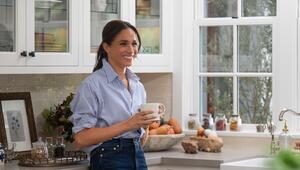 Auch Herzogin Meghan kämpft an Thanksgiving mit dem Truthahn.