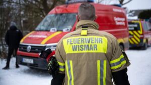Ein Feuerwehrmann steht an der Unfallstelle.