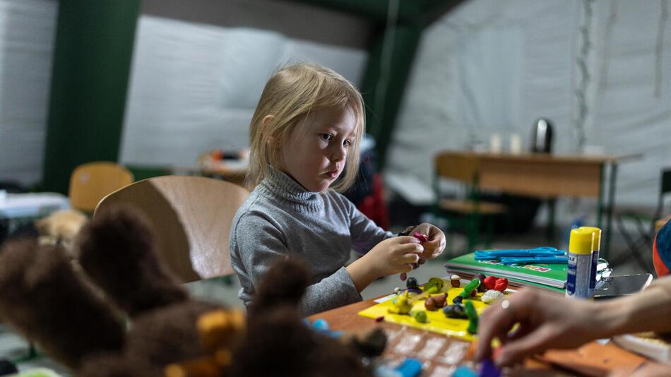 Ein Mädchen spielt in einem beheizten Zelt