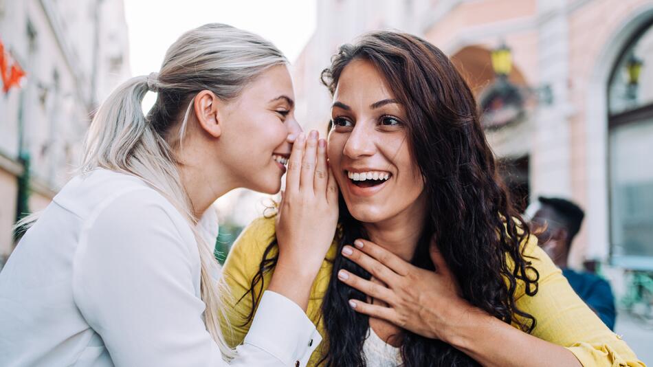 Frauen tuscheln