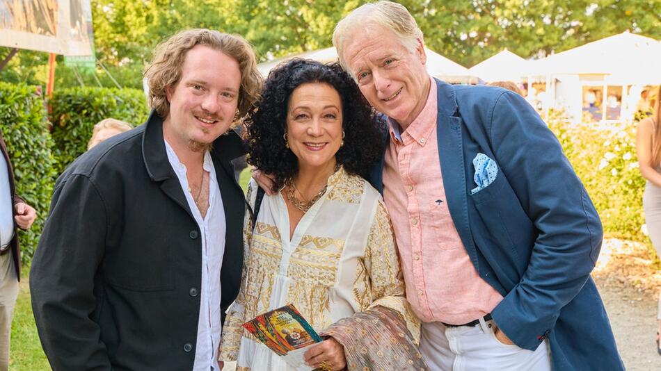 Sohn Nikolaus (l.), Barbara Wussow und Albert Fortell auf der Rosenburg.