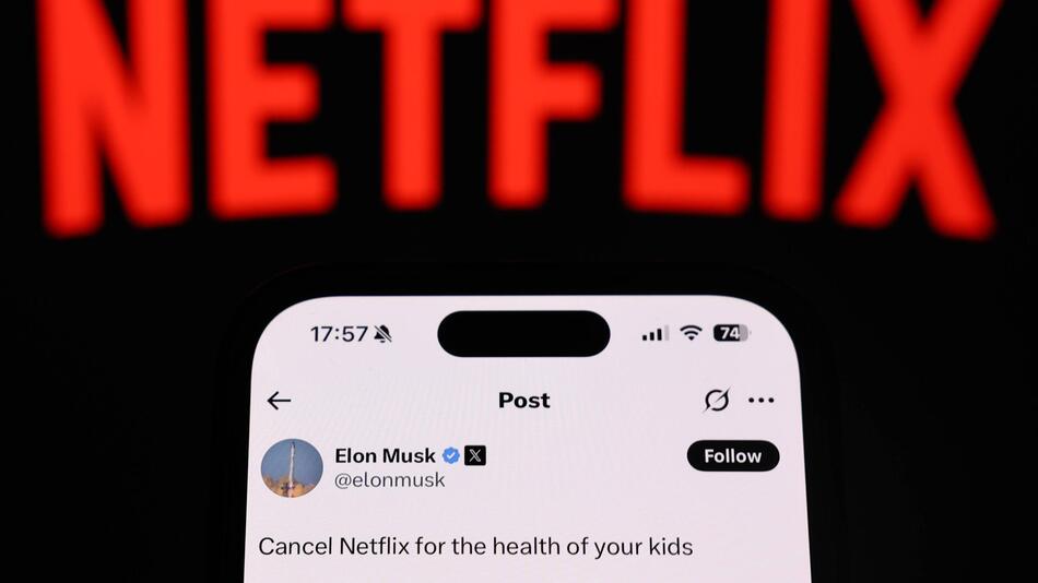 Tweet Elon Musk vor Logo