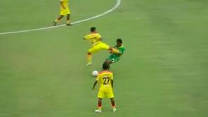 Die Nerven verloren: Fussballer bekommt nach Kung-Fu-Tritt heftige Strafe