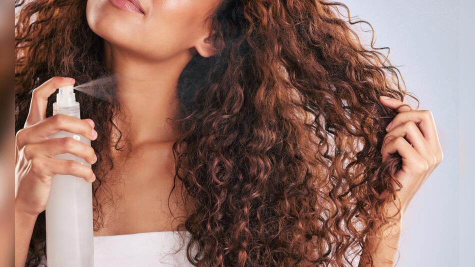 Gesunde Locken brauchen ausgiebige Pflege.