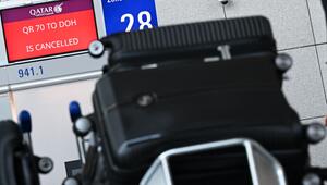 Koffer von Reisenden vor Check-in-Schaltern