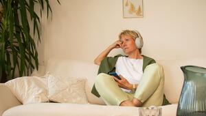 Eine Frau sitzt nachdenklich auf einem Sofa
