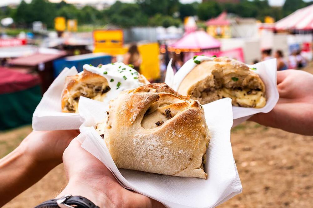 Handbrote auf einem Festival