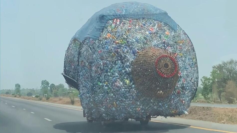 Plastikberg rollt über Thailands Strassen - Pick-up verschwindet unter Müll