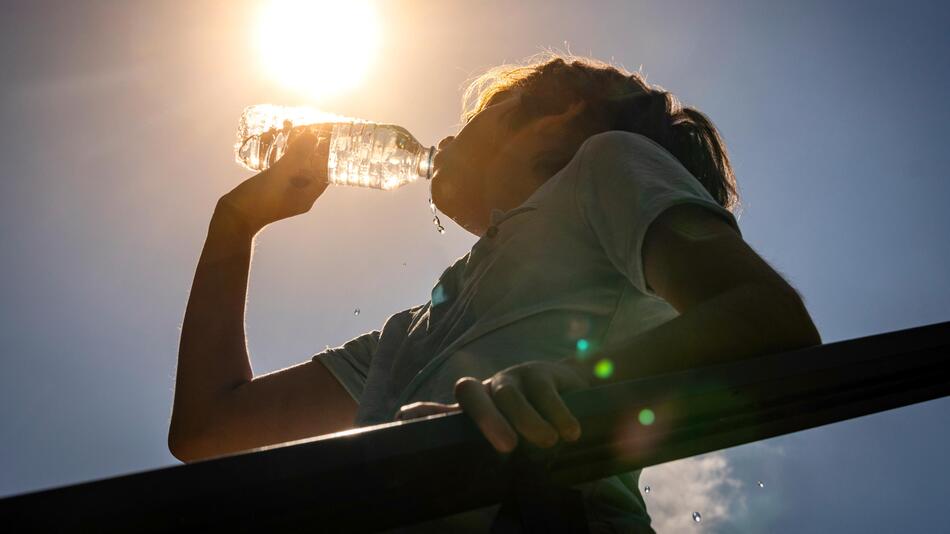 Junge Wasserflasche Hitze