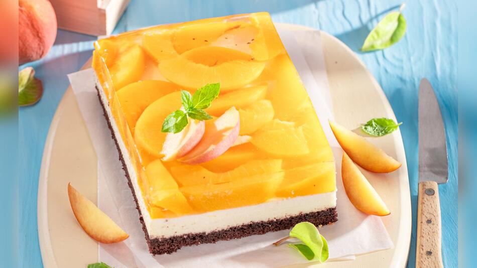 Mit etwas Geduld in der Küche wird aus den ersten Pfirsichen der Saison dieser fruchtige Kuchen.