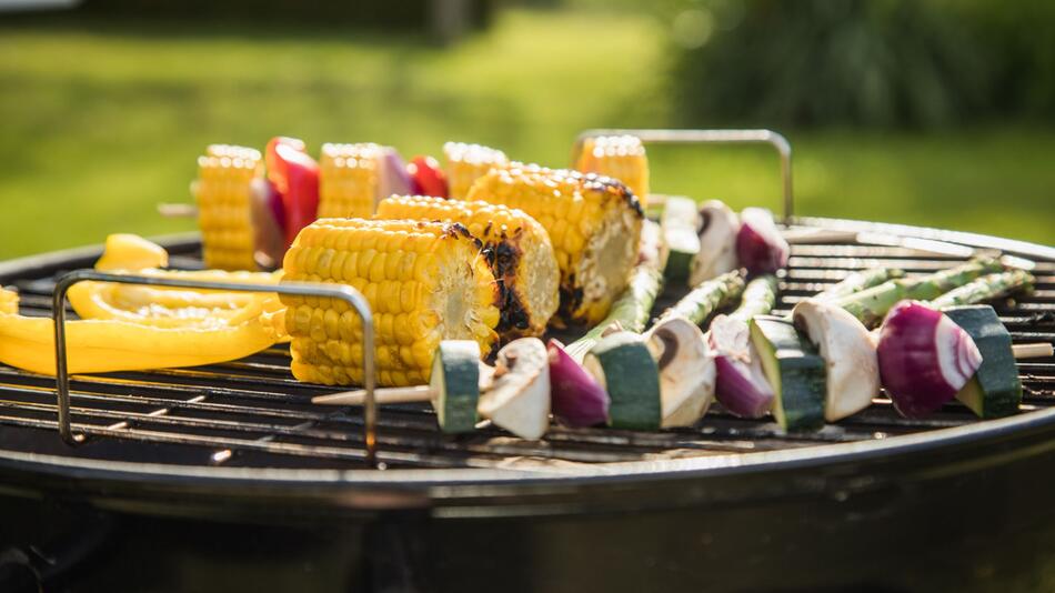 Gemüse auf einem Grill im Garten