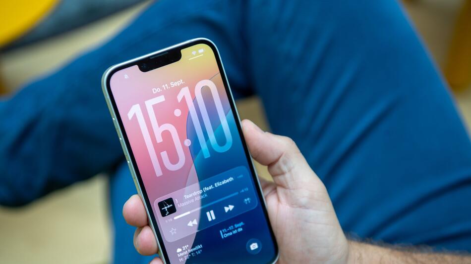 Ein Mann nutzt iOS 26 auf einem iPhone