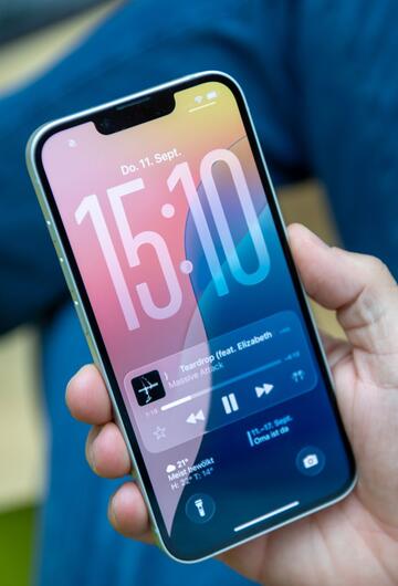 Ein Mann nutzt iOS 26 auf einem iPhone