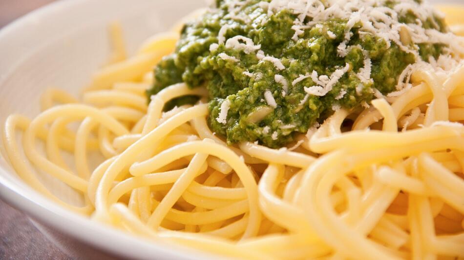 Basilikum Pesto auf Spaghetti mit Parmesan