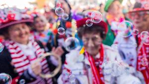 Jecken feiern den Auftakt der Karnevalssession auf dem Heumarkt