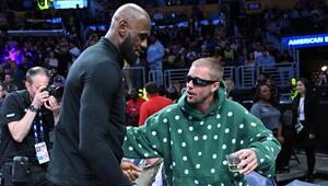Justin Bieber und LeBron James begrüssen sich.