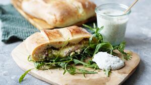 Ein Handbrot liegt auf einem Brett