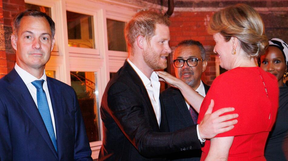 Prinz Harry begrüsst die belgische Königin Mathilde bei einem WHO-Dinner in New York.