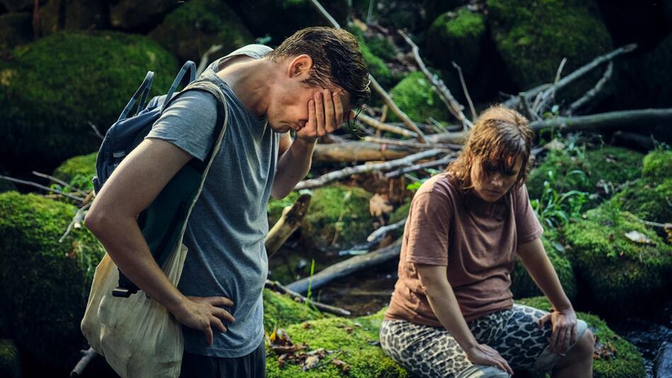 Sven Kucher (Benjamin Lillie) und seine Frau Nina (Pina Bergemann) fliehen im "Tatort: Die grosse ...
