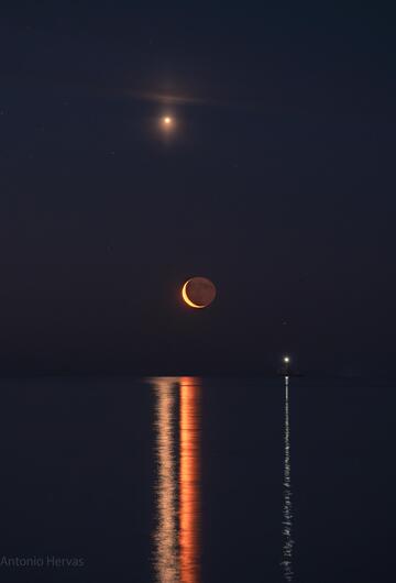 Linien von Planeten reflektiert auf Wasser