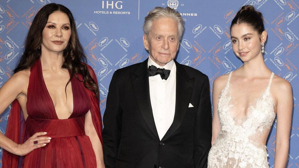 Catherine Zeta-Jones und Michael Douglas mit Tochter Carys (r.) bei einer Veranstaltung.