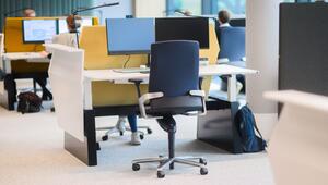 Leerer Schreibtisch in einem Grossraumbüro