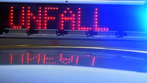 Streifenwagen der Polizei mit Leuchtschrift "Unfall"