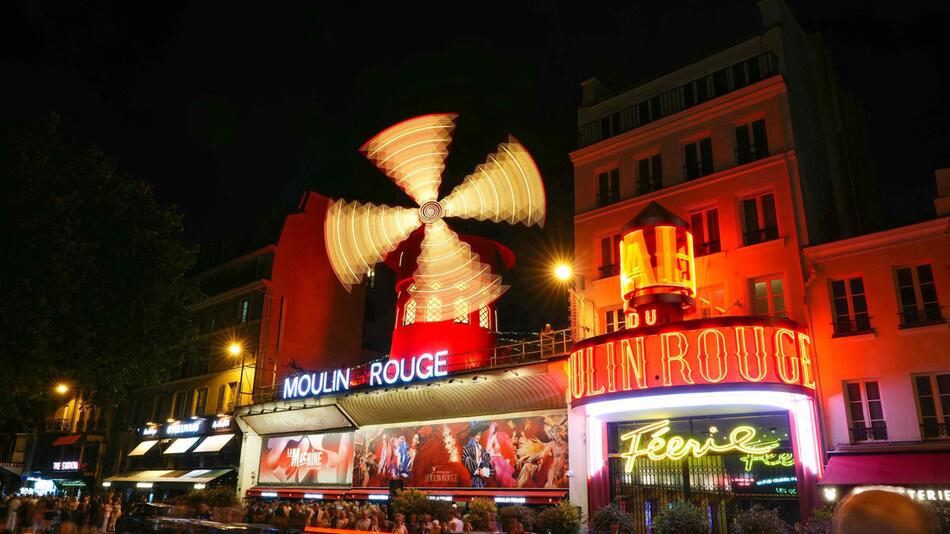 Flügel der Windmühle des Moulin Rouge drehen sich wieder