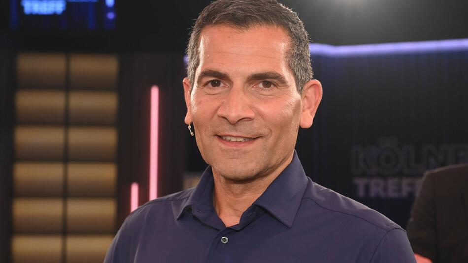Moderator Mitri Sirin