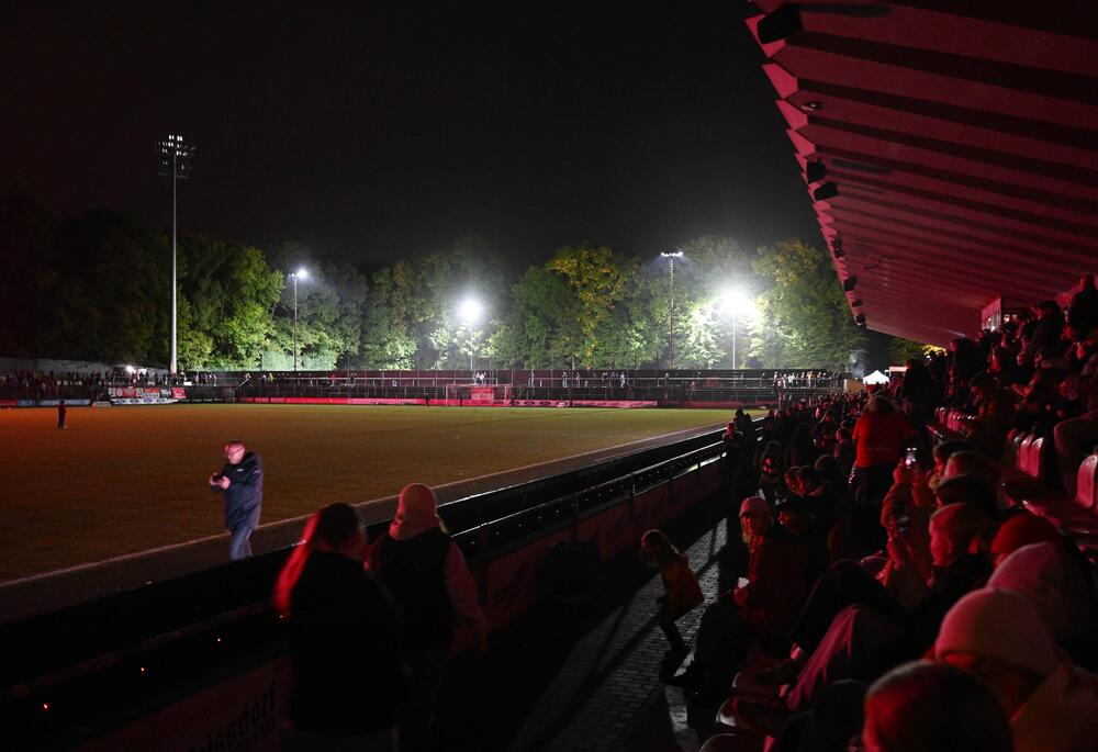 Und plötzlich wurde es dunkel im Stadion der Kölnerinnen.