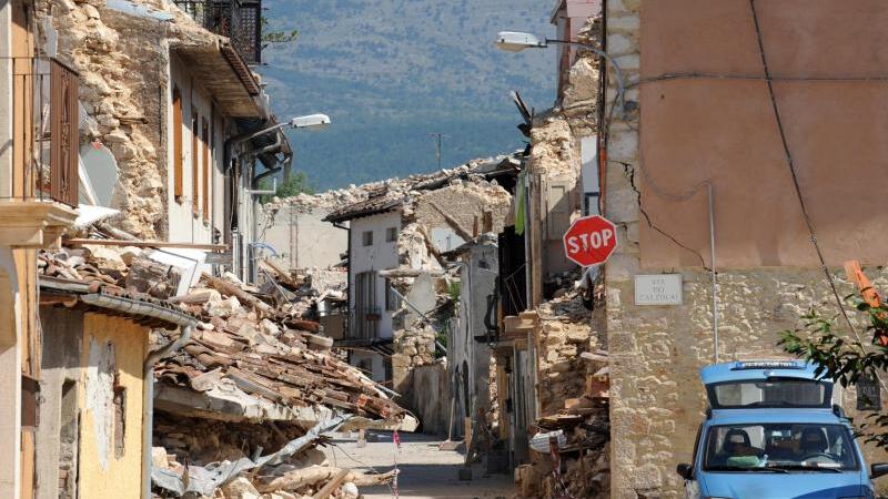 Zerstörte Häuser in Onna nach dem Abruzzen-Erdbeben