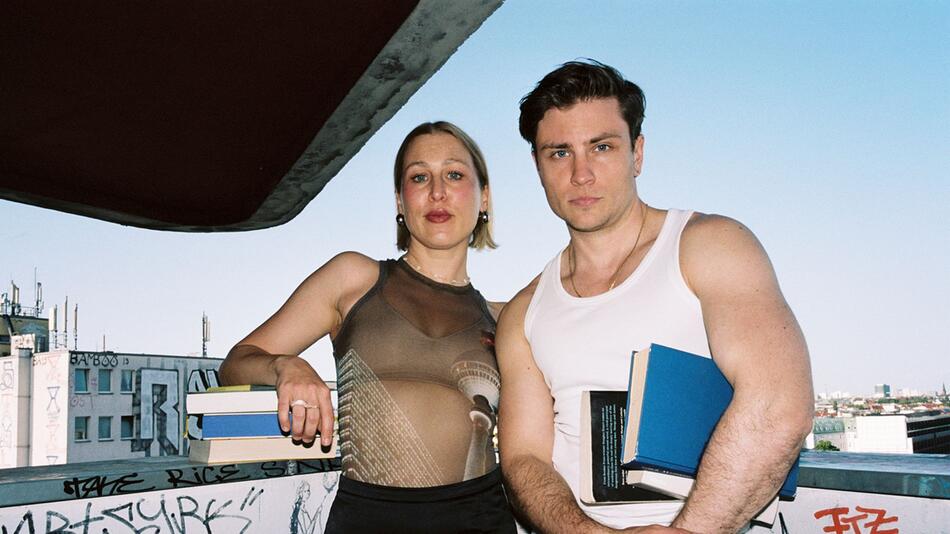 Jannik Schümann startet mit Freundin Kara Wolf einen Buchclub