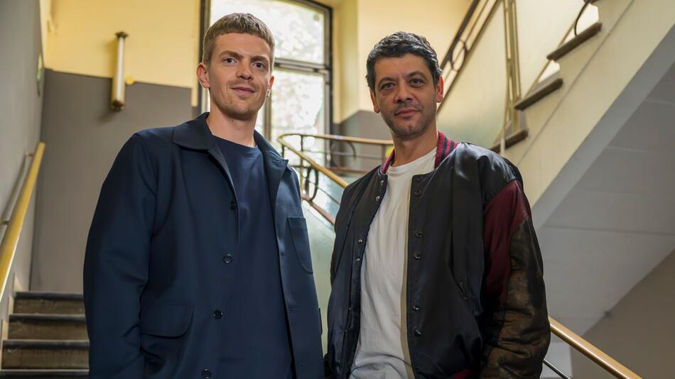Tatort-Team Ferdinand Hofer und Carlo Ljubek am Set