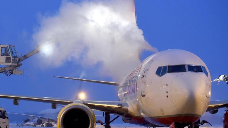 Enteisen der Flugzeuge auf einem Flughafen