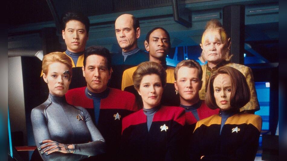 Captain Kathryn Janeway (Kate Mulgrew, Mitte) mit ihrer Voyager-Crew.