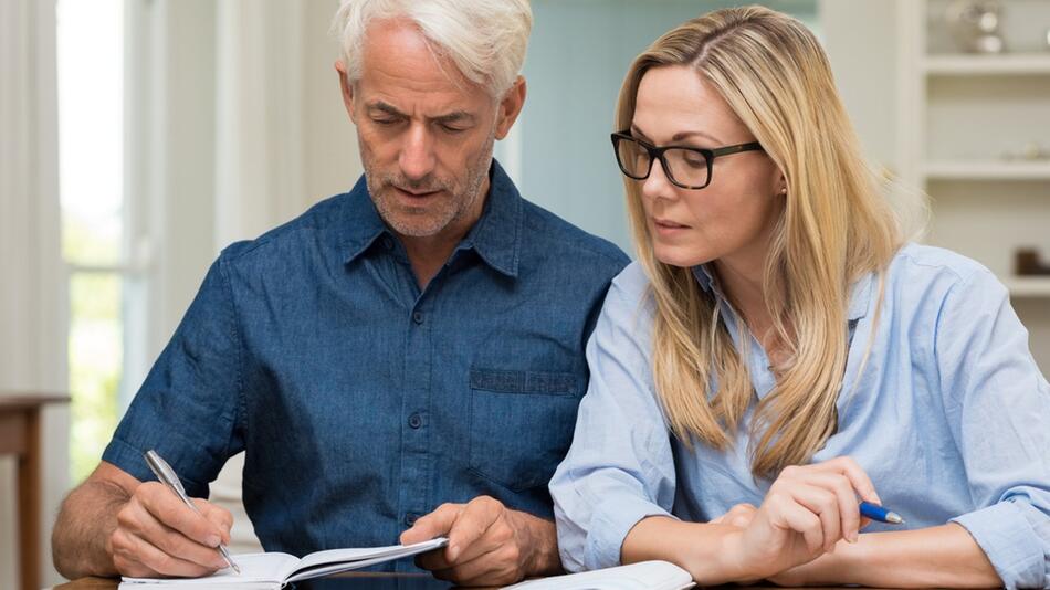 Wer für den Ruhestand vorsorgen möchte, sollte sich rechtzeitig mit seinen Finanzen beschäftigen.