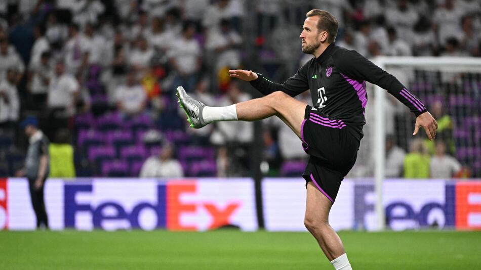 Bayern Münchens Stürmer Harry Kane wärmt sich vordem CL-Halbfinalrückspiel gegen Real Madrid auf