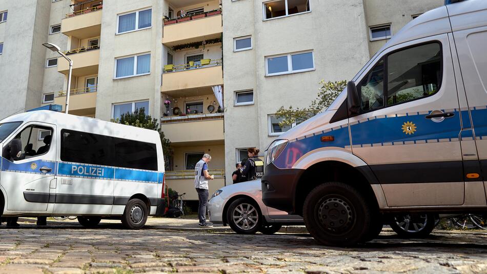 Polizei ist an einem Wohnblock im Einsatz.